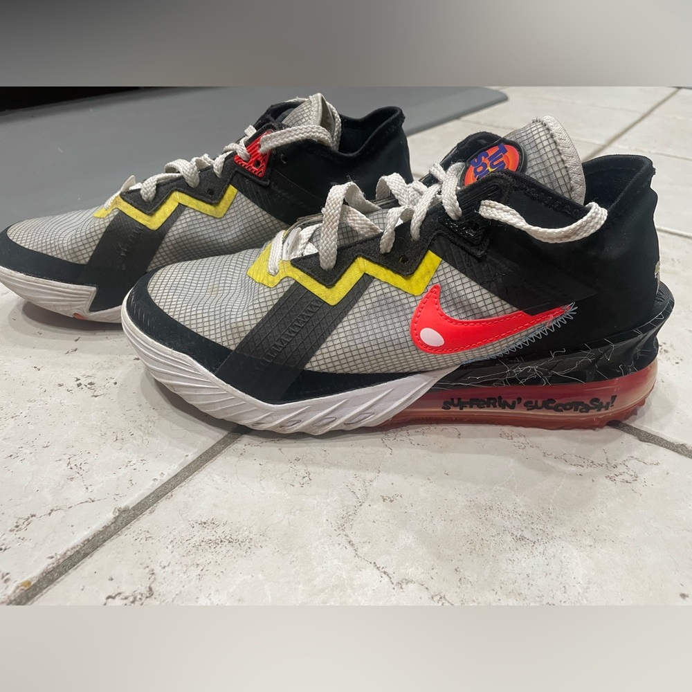 Nike Lebron Men’s size 7, 18 XVIII Low Space Jam Sylvester vs Tweety Shoes